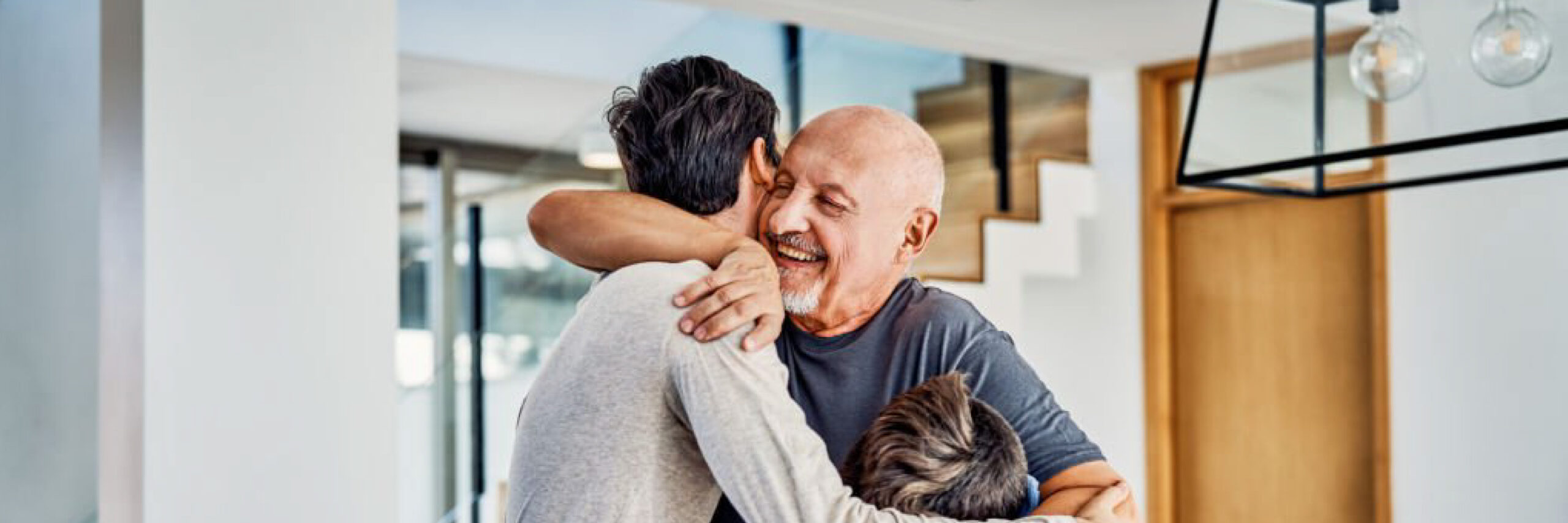 abraza un abuelito